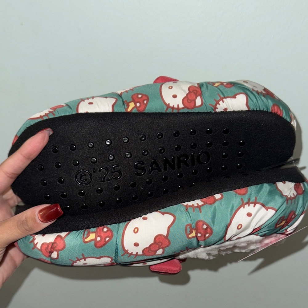 Hello Kitty Slippers - Picture 4 of 4